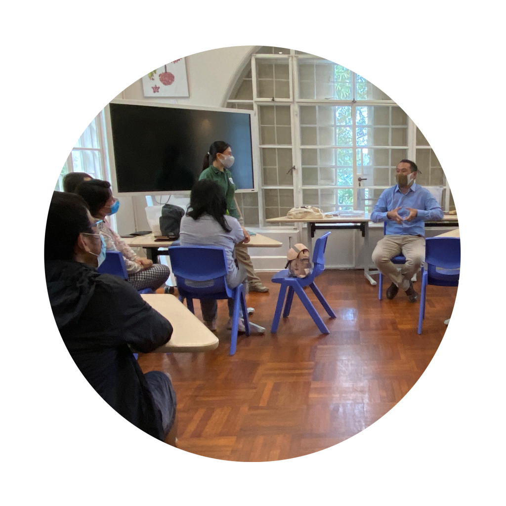 視障學員坐在元洲主樓內的課室，聆聽導師分享