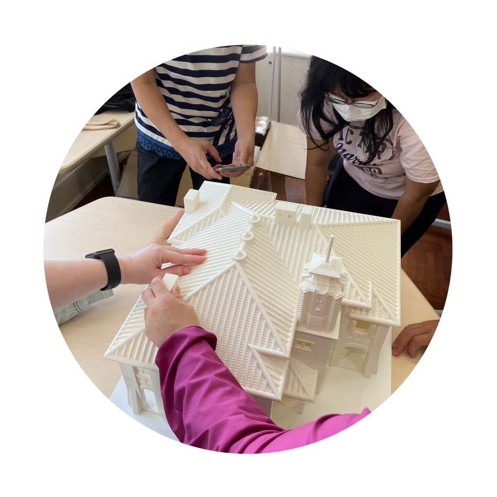 相片是從上方拍下，相中有一個立體模型，它是元洲仔主樓建築的模型，視障學員在模型的四周觸摸及觀察模型上的細節、形狀和質感